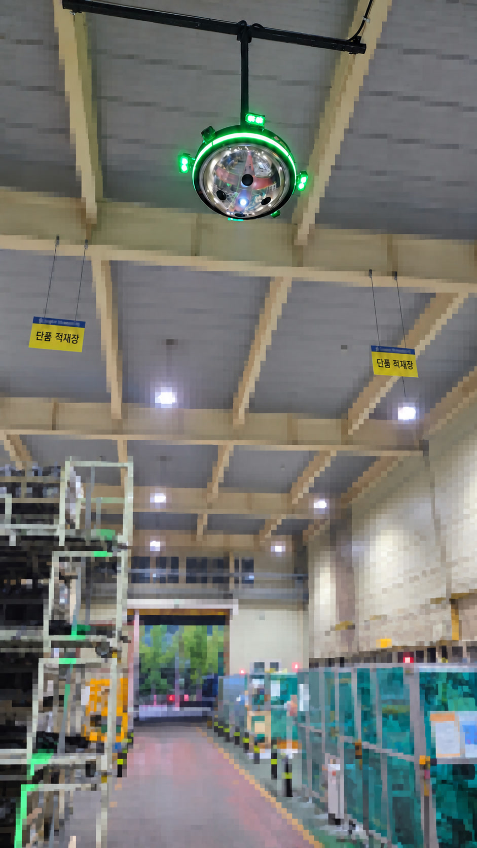 공장 천장에 설치된 녹색 LED DOME MIRROR 실물